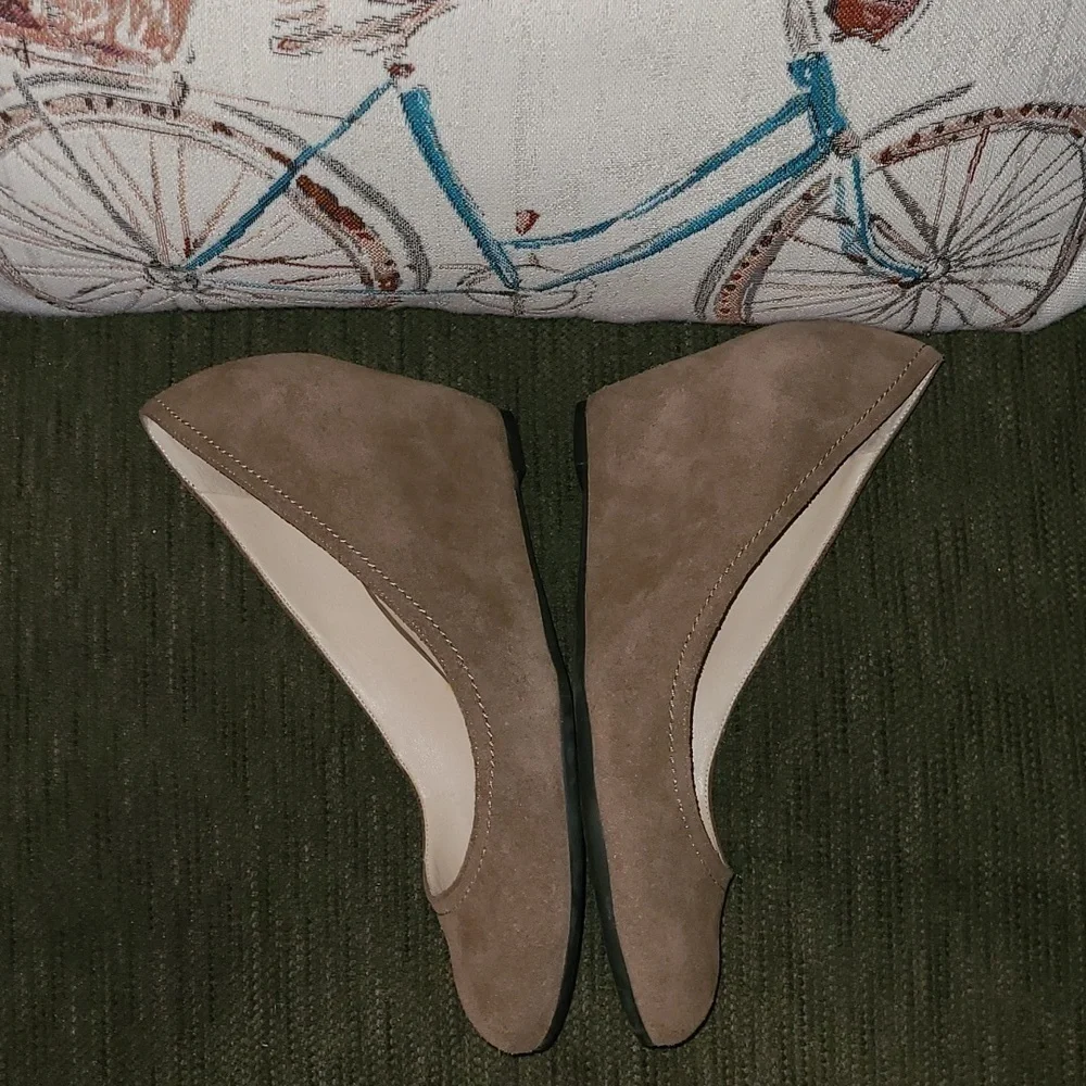 Franco Sarto Round toe Wedge heel pumps in a pretty dark tan. Size 8